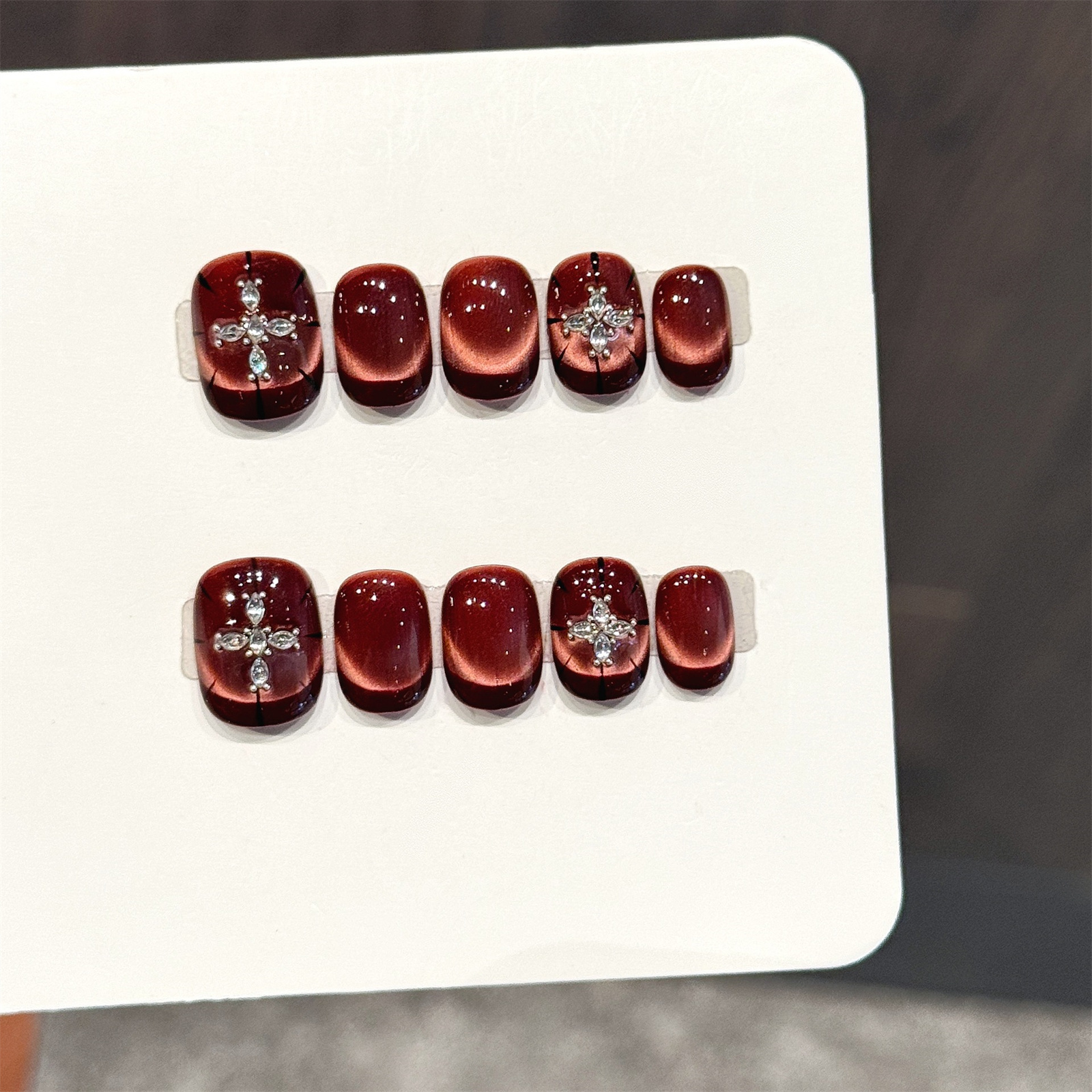 10pcs Wine-red Cat's Eye Press - مراجعة Nail Art Elegant وسعره