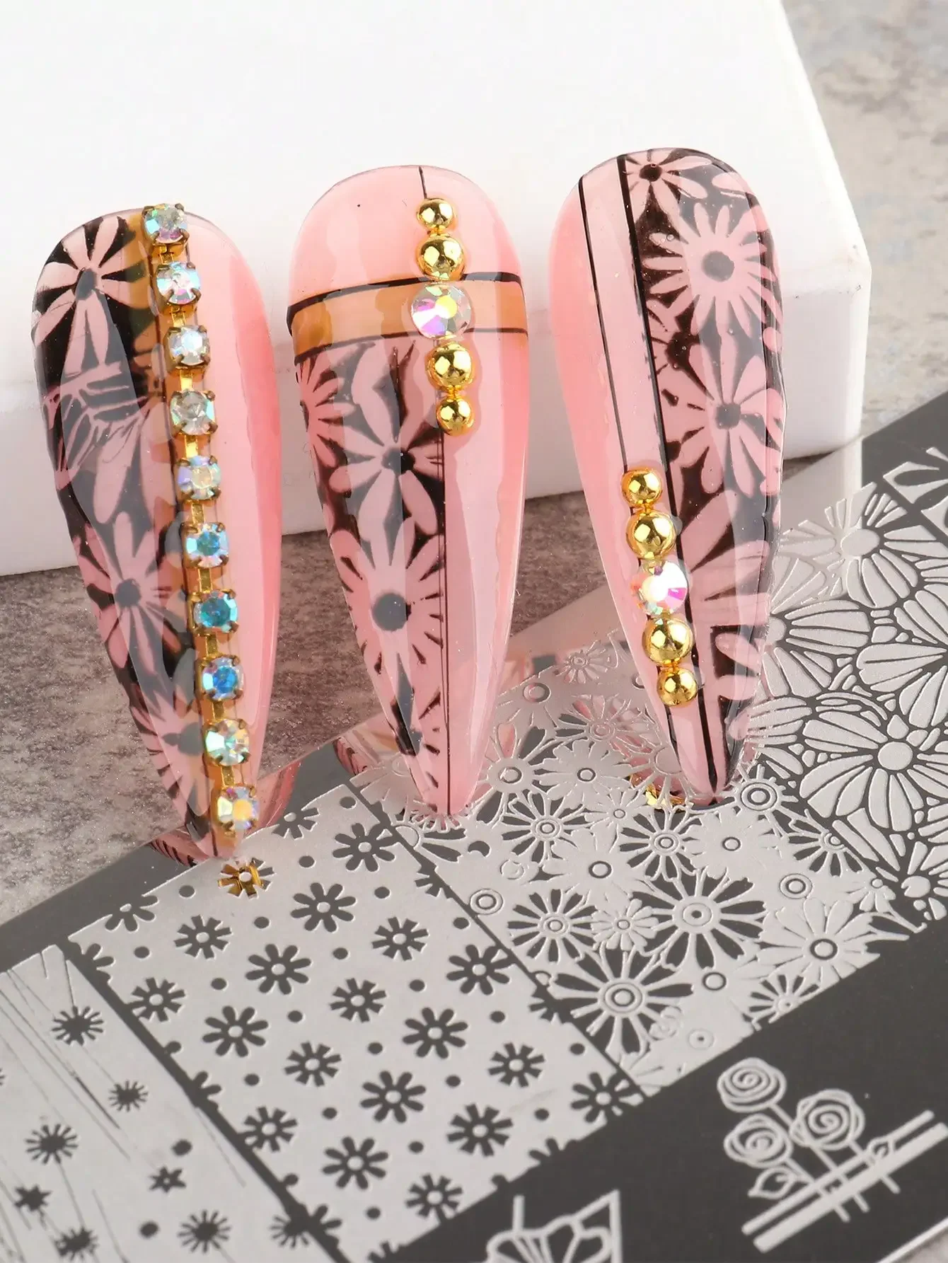 1pc Vintage Daisy Flower Nail  - مراجعة Nail Art Elegant وسعره